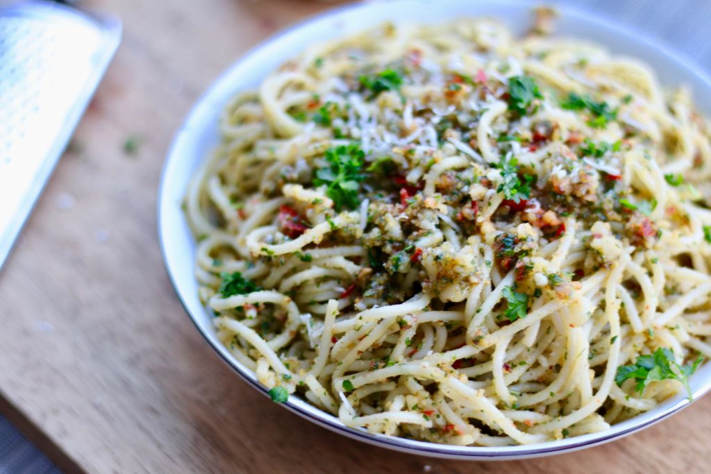 Spaghetti með hvítlauk, chilí og valhnetupestói