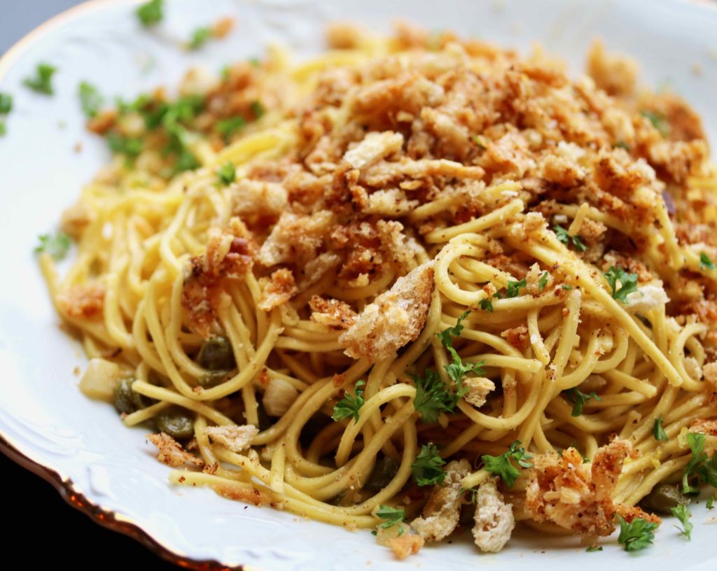 Spaghetti með hvítlauk, kapers, hvítvíni og parmesanostaraspi