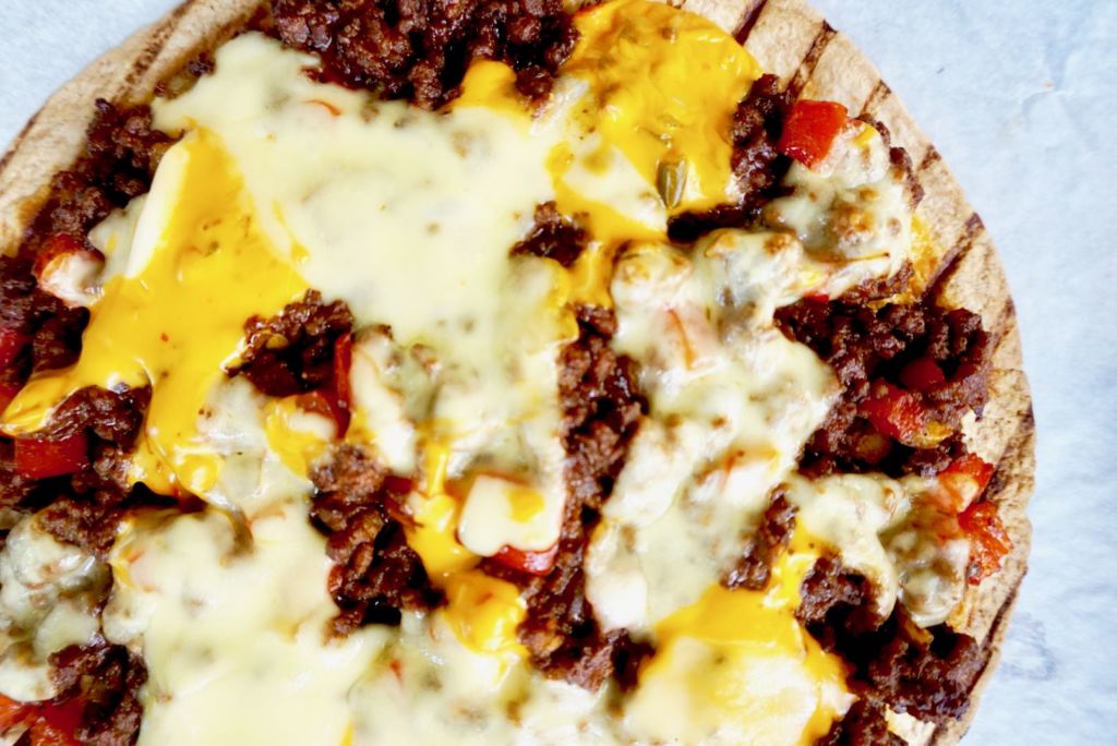 Tortillupizza með taco hakki í sætri bbq sósu
