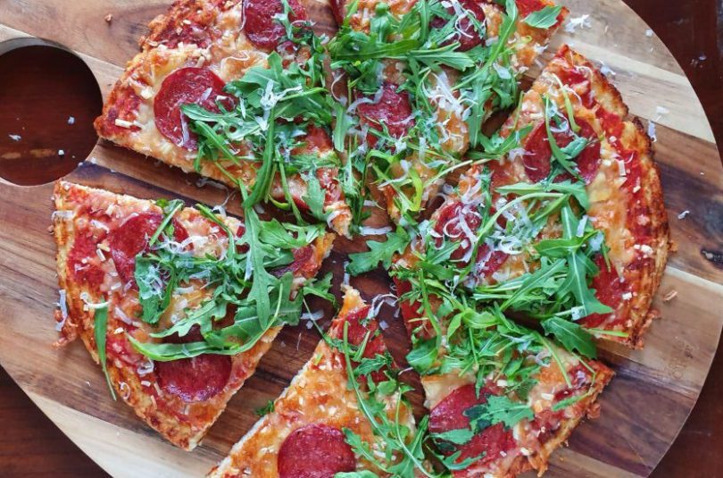 Keto pizza með chorizo, klettasalati og parmesan