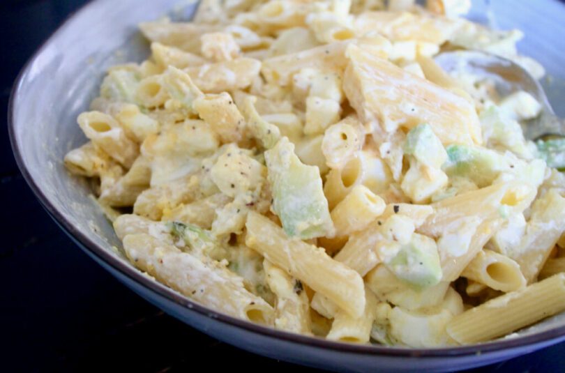 Vinsæla pastasalatið með eggjum, avacado og fetaosti
