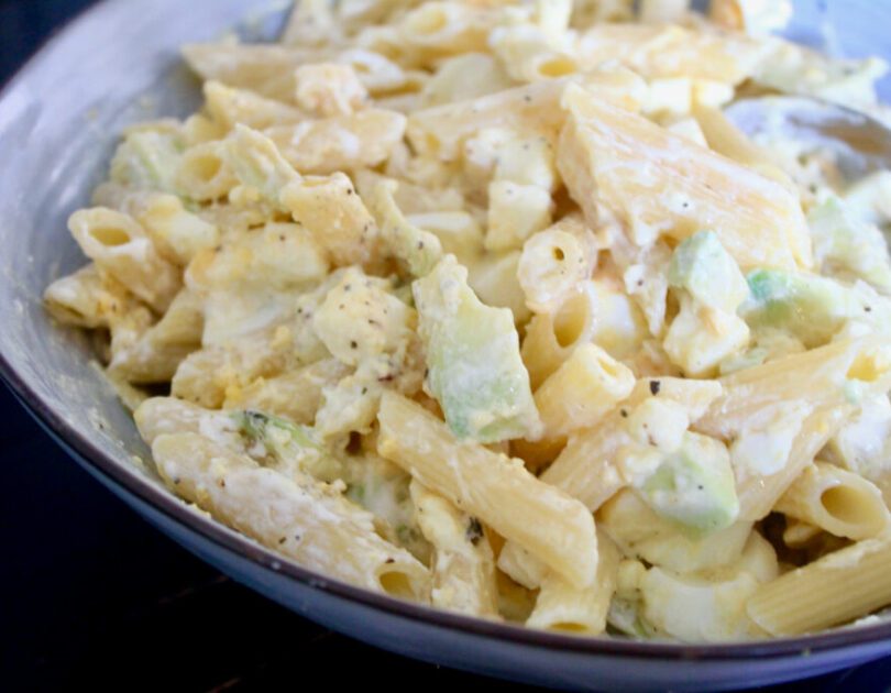 Vinsæla pastasalatið með eggjum, avacado og fetaosti