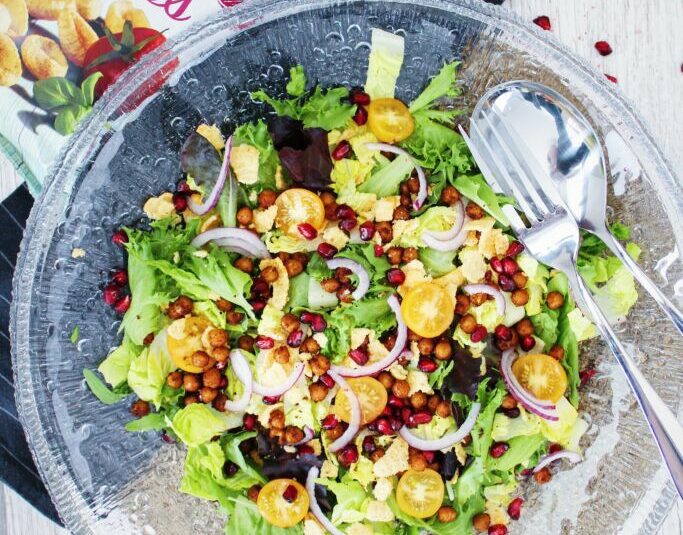 Ferskt salat með stökkum kjúklingabaunum og snakk krönsi